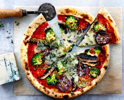 Pizza met gegrilde groenten en gorgonzola